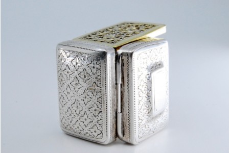 Caixa de Vinagrete em prata e ouro com gravados em ambos os lados do período de George IV.